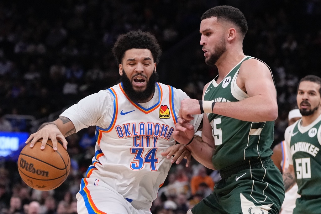 Oklahoma City Thunder's Kenrich Williams tried to get past Milwaukee Bucks' Pete Nance during the first half of an NBA basketball game Wednesday, Jan. 21, 2026, in Milwaukee. (AP Photo/Morry Gash)