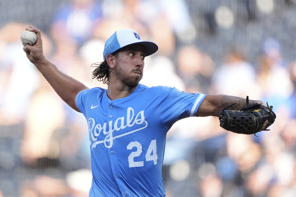 Kansas City Royals starting pitcher Michael Lorenzen throws during the first inning of a baseball game against the Chicago White Sox, Saturday, Aug. 16, 2025, in Kansas City, Mo. (AP Photo/Charlie Riedel)