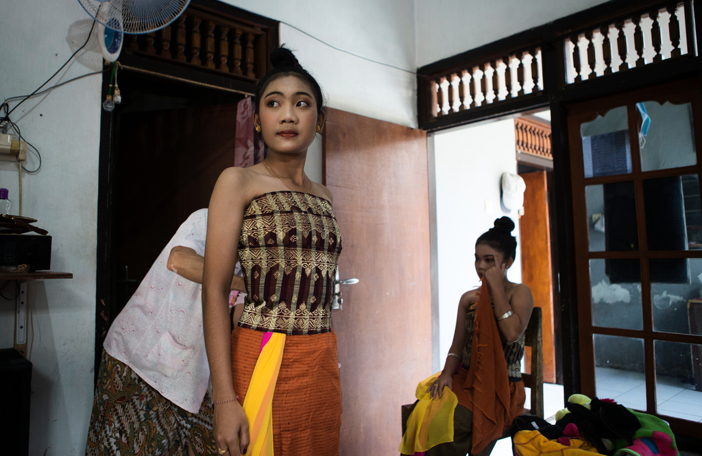 Ketut Alit Widiantary prepares before performing the sacred Rejang dance during Kuningan holiday, which marks the end of the 10-day Galungan festival celebrating the victory of good over evil, in Karangasem, Bali, Indonesia, Saturday, June 27, 2026. (AP Photo/Firdia Lisnawati)