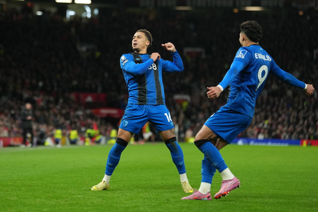 Bournemouth's Marcus Tavernier, left, and Evanilson celebrate a goal during a Premier League soccer match between Manchester United and Bournemouth in Manchester, England, Monday, Dec. 15, 2025. (AP Photo/Jon Super)