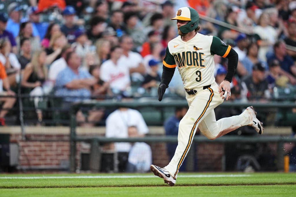 Baltimore Orioles' Taylor Ward advances toward home to score on a sacrifice flyout hit by Samuel Basallo during the third inning of a baseball game against the Toronto Blue Jays, Friday, May 29, 2026, in Baltimore. (AP Photo/Stephanie Scarbrough)