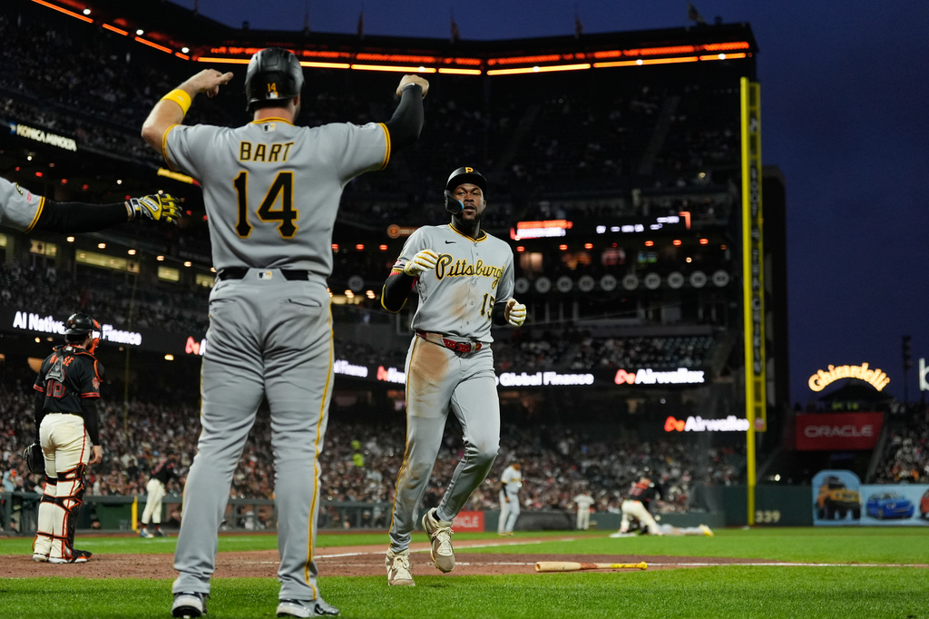 Pittsburgh Pirates' Oneil Cruz (15) scores against the San Francisco Giants on Brandon Lowe's triple during the seventh inning of a baseball game Saturday, May 9, 2026, in San Francisco. (AP Photo/Godofredo A. Vásquez)