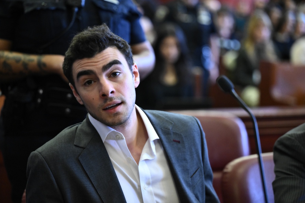 Luigi Mangione appears in Manhattan Criminal Court for an evidence hearing, Thursday, Dec. 4, 2025, in New York. (Curtis Means /Pool Photo via AP)