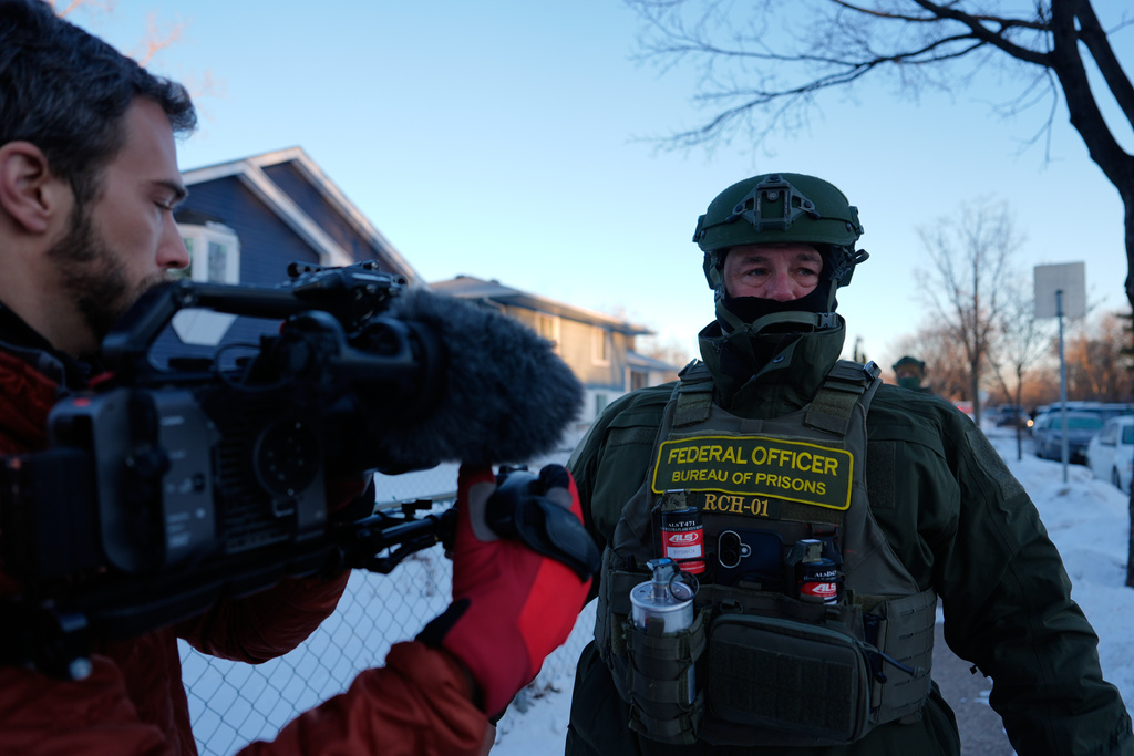 ADDS MORE INFORMATION Federal Bureau of Prisons officers threaten AP video journalist Mark Vancleave with arrest on Wednesday, Jan. 28, 2026, in Minneapolis. (AP Photo/Julia Demaree Nikhinson)