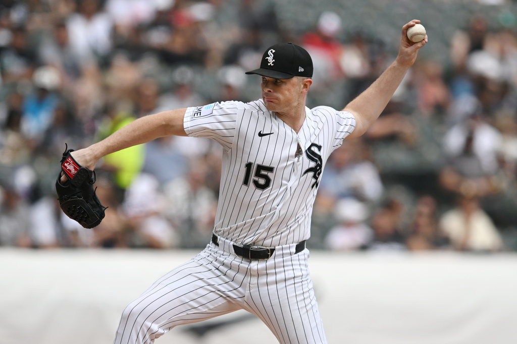 Chicago White Sox starter Sean Newcomb delivers a pitch during the first inning of a baseball game against the New York Mets in Chicago, Sunday, Aug. 23, 2026. (AP Photo/Paul Beaty)