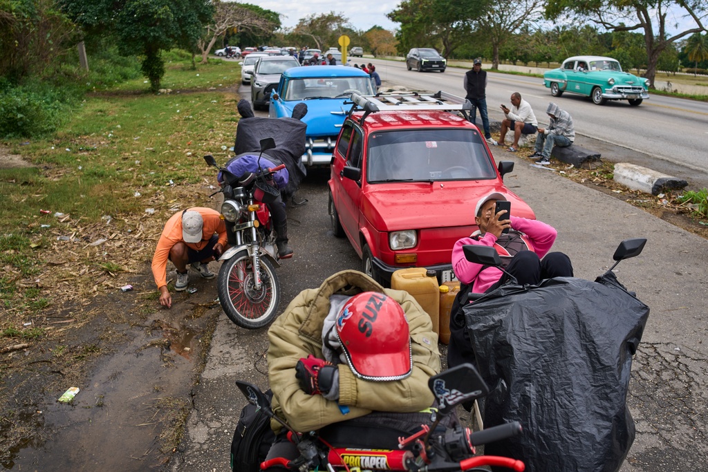 Drivers wait in a long line to enter a gas station in Bacuranao near Havana, Cuba, Friday, Jan. 30, 2026. (AP Photo/Ramon Espinosa)