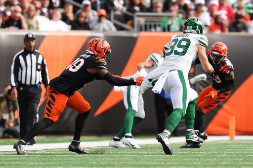 New York Jets tight end Jeremy Ruckert (89) runs after a catch past Cincinnati Bengals linebacker Barrett Carter (49) after a catch during the second half of an NFL football game, Sunday, Oct. 26, 2025, in Cincinnati. (AP Photo/Jeff Dean) New York Jets tight end Jeremy Ruckert (89) runs after a catch past Cincinnati Bengals linebacker Barrett Carter (49) after a catch during the second half of an NFL football game, Sunday, Oct. 26, 2025, in Cincinnati. (AP Photo/Jeff Dean)
