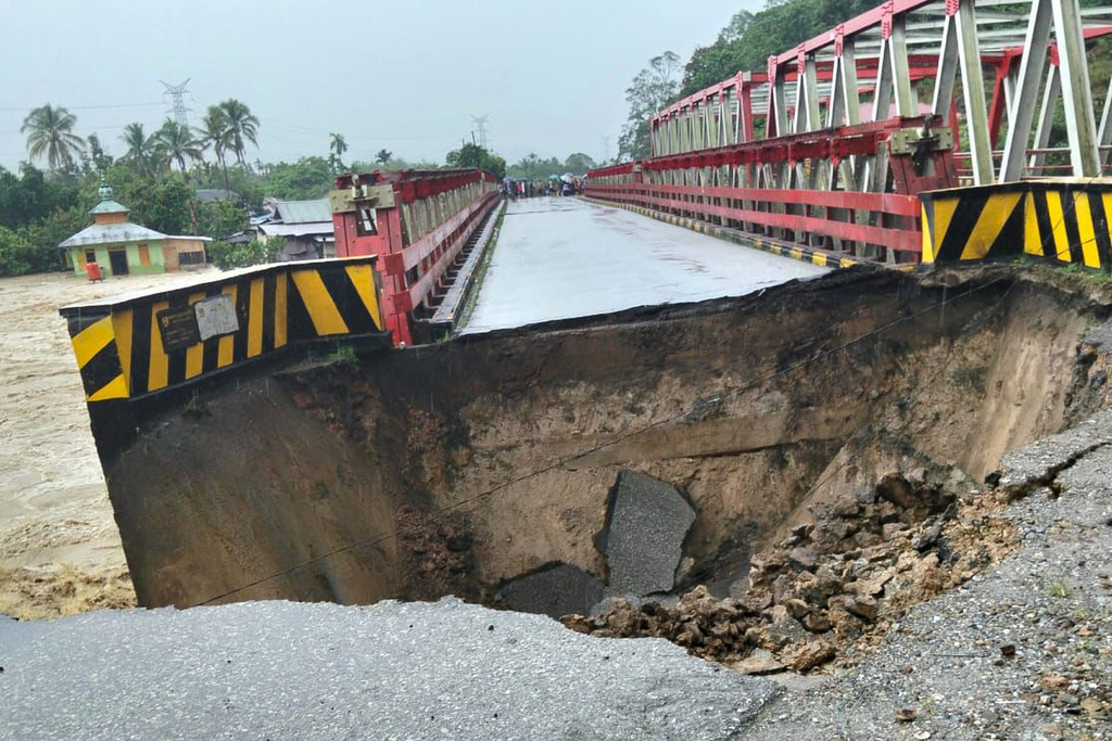 This photo released by National Agency for Disaster Countermeasure (BNPB) shows a bridge destroyed by a flash flood at North Tapanuli, North Sumatra Province, Indonesia Tuesday, Nov. 25, 2025. (BNPB via AP)
