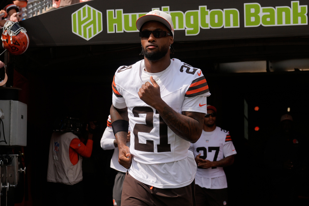 FILE - Cleveland Browns cornerback Denzel Ward (21) arrives to warm up before a preseason NFL football game against the Buffalo Bills, Aug. 22, 2026, in Cleveland. (AP Photo/Carolyn Kaster, File)