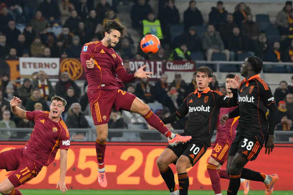 Roma's Mario Hermoso during the Serie A soccer match between AS Roma and Como 1907 at the Rome's Olympic stadium, Italy, Monday, Dec. 15, 2025. (Fabrizio Corradetti/LaPresse via AP)
