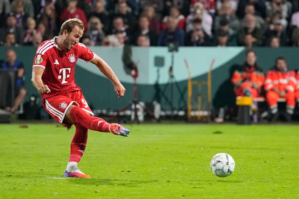 Bayern's Harry Kane scores on a penalty kick during the German soccer cup match between VfL Osnabrueck and Bayern Munich in Osnabrueck, Germany, Wednesday, Sept. 2, 2026. (AP Photo/Martin Meissner)