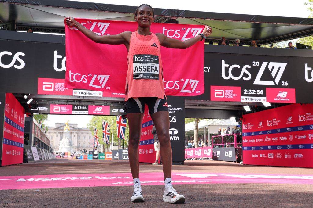Tigst Assefa of Ethiopia celebrates winning the women race at the London Marathon in London, Sunday, April 26, 2026.(AP Photo/Ian Walton)