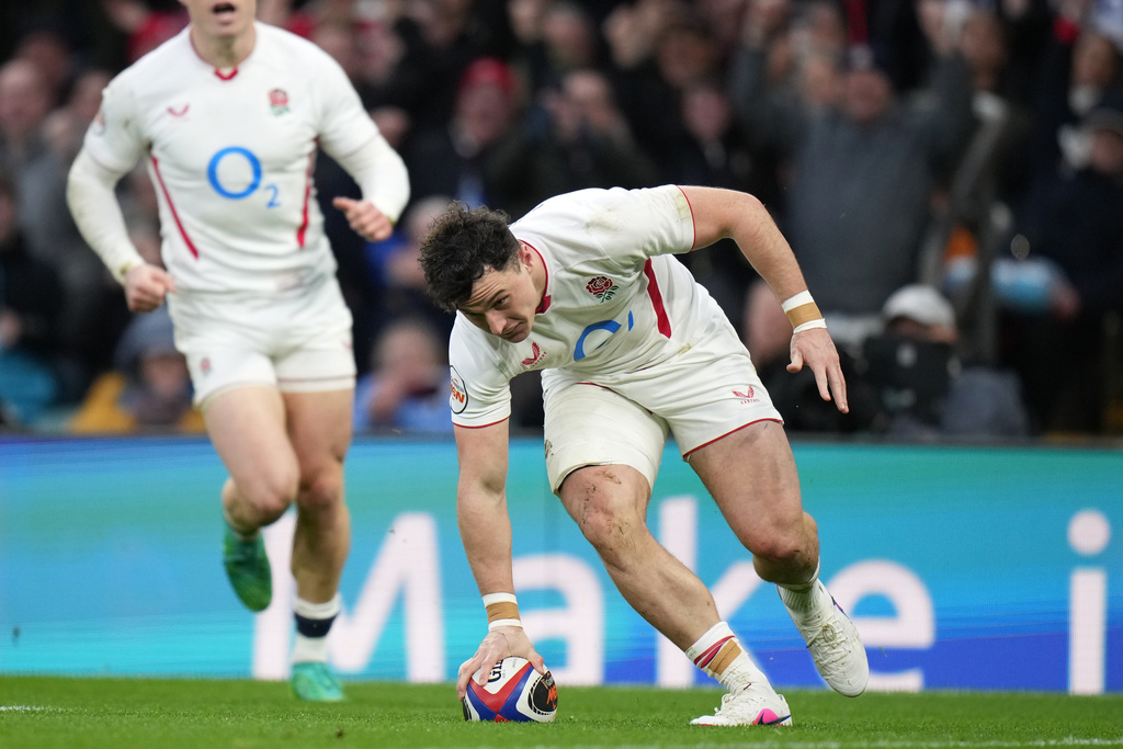 England's Henry Arundell scores a try during the Six Nations rugby union match between England and Wales in London, Saturday, Feb. 7, 2026. (AP Photo/Alastair Grant)