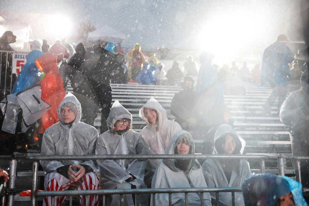 Rain comes down on attendees at the 137th Rose Parade Thursday, Jan. 1, 2026, in Pasadena, Calif. (AP Photo/Caroline Brehman)