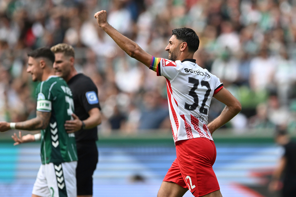 Freiburg's Vincenzo Grifo celebrates scoring during the Bundesliga soccer match between Werder Bremen and SC Freiburg at the Weser Stadium, Bremen, Germany, Saturday Sept. 20, 2025. (Carmen Jaspersen/dpa via AP)