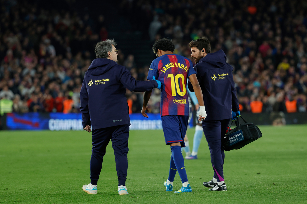 Barcelona's Lamine Yamal leaves the pitch injured during the Spanish La Liga soccer match between Barcelona and Celta Vigo in Barcelona, Spain, Wednesday, April 22, 2026. (AP Photo/Joan Monfort)