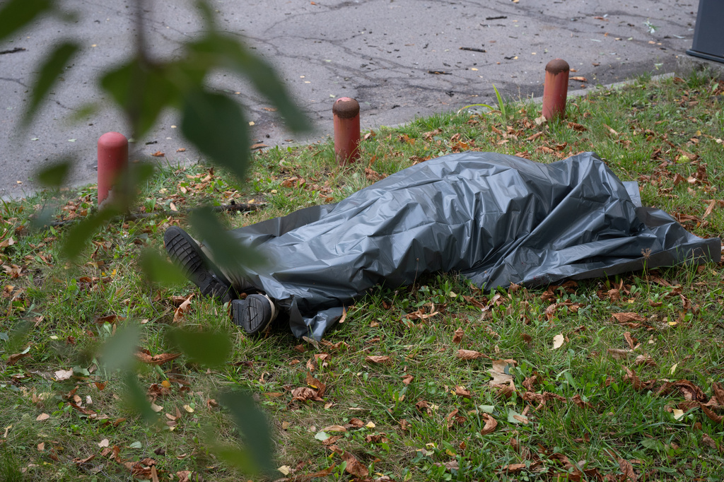 The body of a victim lies on the ground following a Russian drone strike in Kyiv, Ukraine, Wednesday, Sept. 23, 2026. (AP Photo/Danylo Antoniuk)