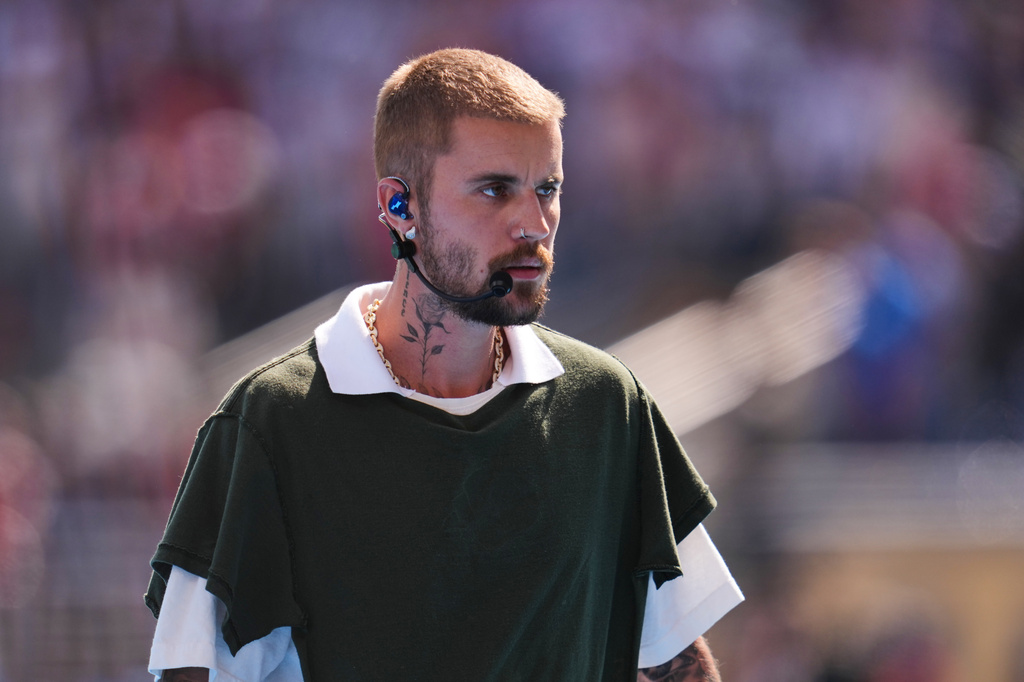 Justin Bieber leaves the pitch after performing at halftime during the World Cup final soccer match between Spain and Argentina in East Rutherford, N.J., near New York, Sunday, July 19, 2026. (AP Photo/Abbie Parr)