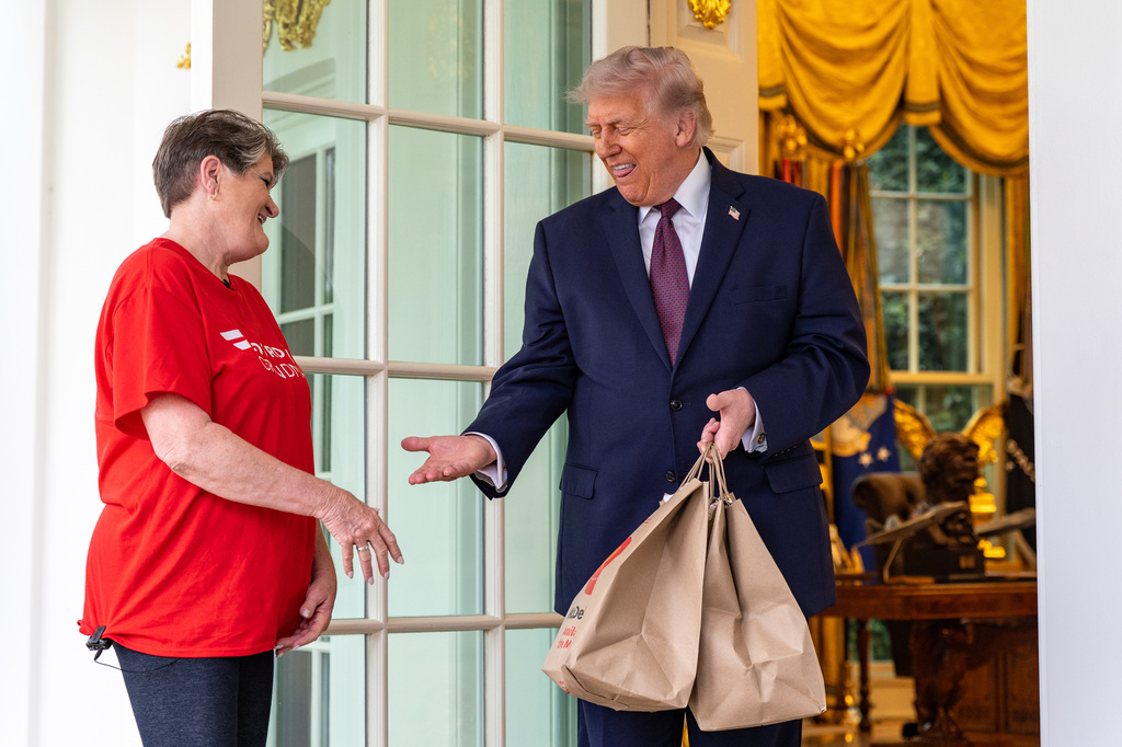 Sharon Simmons, with DoorDash, delivers McDonald's to President Donald Trump outside the Oval Office of the White House, Monday, April 13, 2026, in Washington. (AP Photo/Alex Brandon)