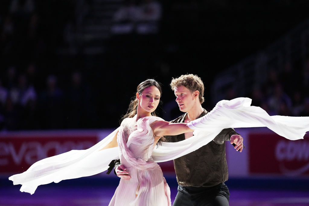 Madison Chock and Evan Bates skate during the "Making the Team" performance at the U.S. Figure Skating Championships, Sunday, Jan. 11, 2026, in St. Louis. (AP Photo/Stephanie Scarbrough)