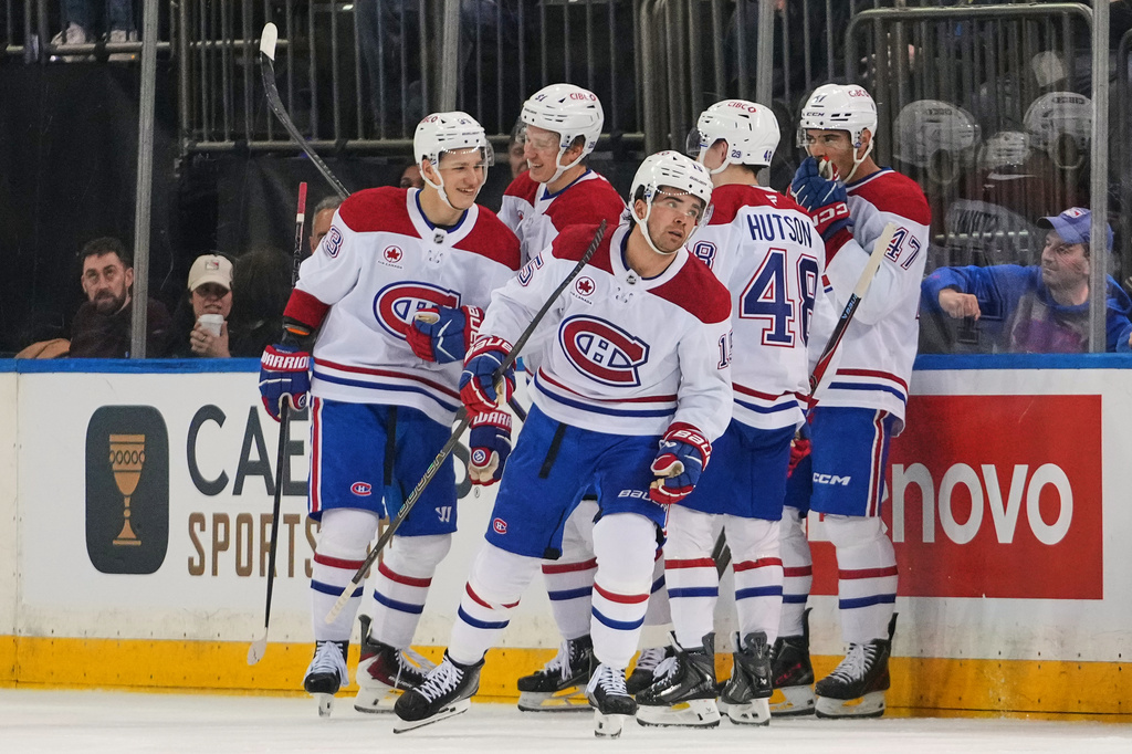 Montréal Canadiens' Alex Newhook (15) celebrates with teammates after scoring a goal during the second period of an NHL hockey game against the New York Rangers Thursday, April 2, 2026, in New York. (AP Photo/Frank Franklin II)