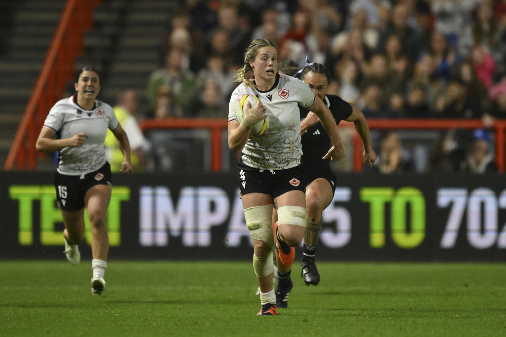 Canada's Sophie de Goede controls the ball the Women's Rugby World Cup 2025 semifinal match between New Zealand and Canada in Bristol, England, Friday, Sept. 19, 2025.(AP Photo/Anthony Upton)