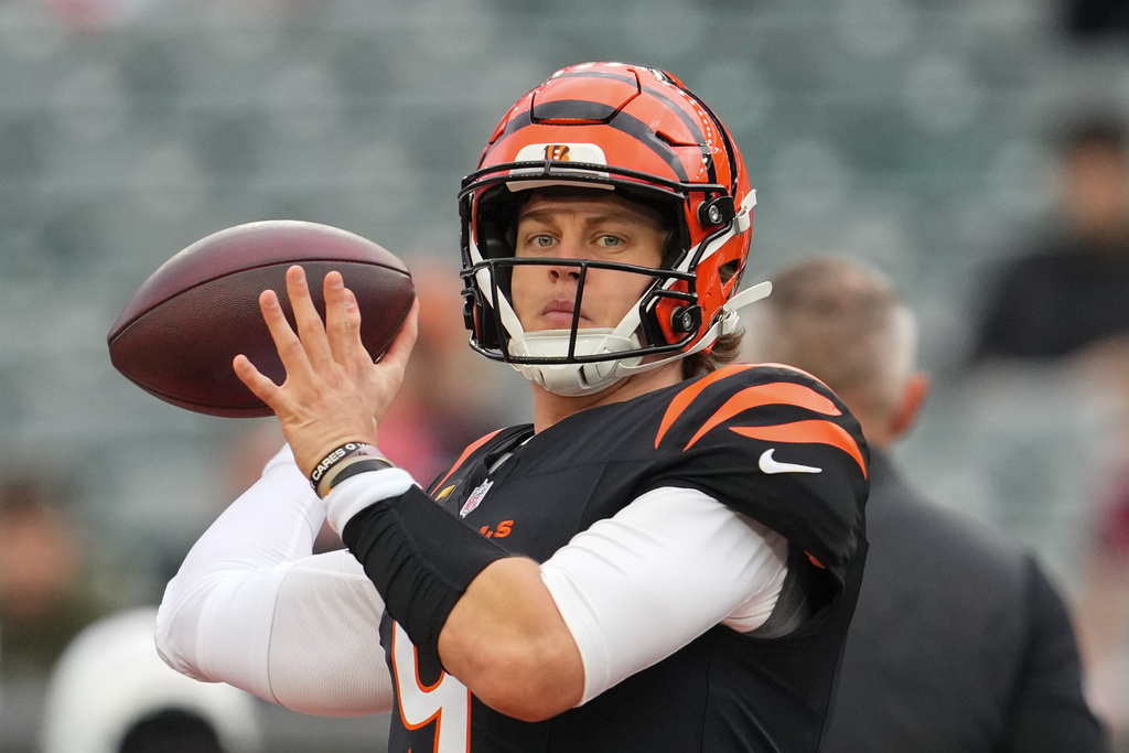 Cincinnati Bengals quarterback Joe Burrow warms up before an NFL football game against the Arizona Cardinals, Sunday, Dec. 28, 2025, in Cincinnati. (AP Photo/Jeff Dean)