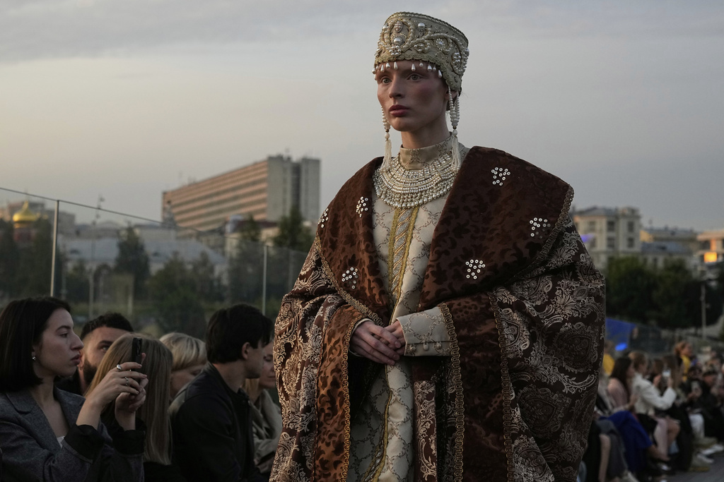 A model wears a creation by Russian brand Mandragora on a runway at the Moscow Fashion Week on the Floating Bridge at Zaryadye park in Moscow, Russia, Friday, Aug. 29, 2025. (AP Photo/Pavel Bednyakov)
