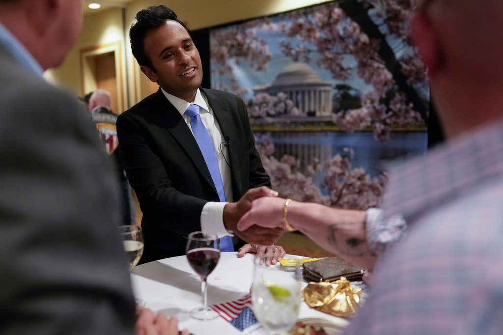 Republican Ohio gubernatorial candidate Vivek Ramaswamy greets supporters before the Warren County Republicans Lincoln Day Dinner at the Great Wolf Lodge in Mason, Ohio, Friday, April 10, 2026. (AP Photo/Carolyn Kaster)