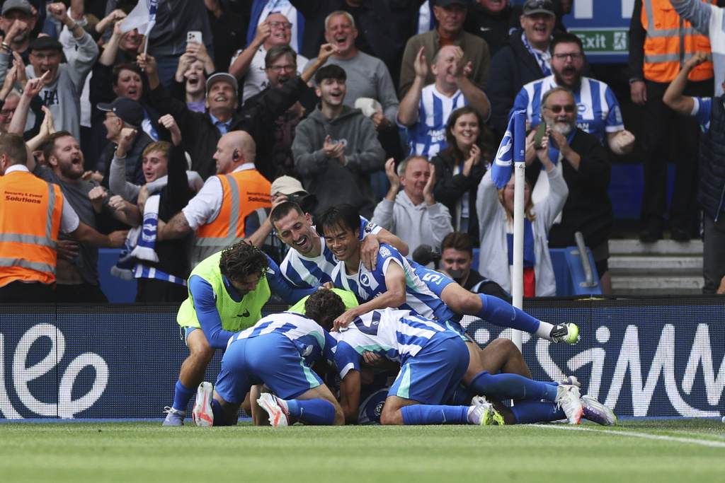 Brighton and Hove Albion players celebrate after Brighton's Brajan Gruda scored his side's second goal during the English Premier League soccer match between Brighton and Hove Albion and Manchester City at the Falmer stadium in Brighton, England, Sunday, Aug. 31, 2025. (AP Photo/Ian Walton)