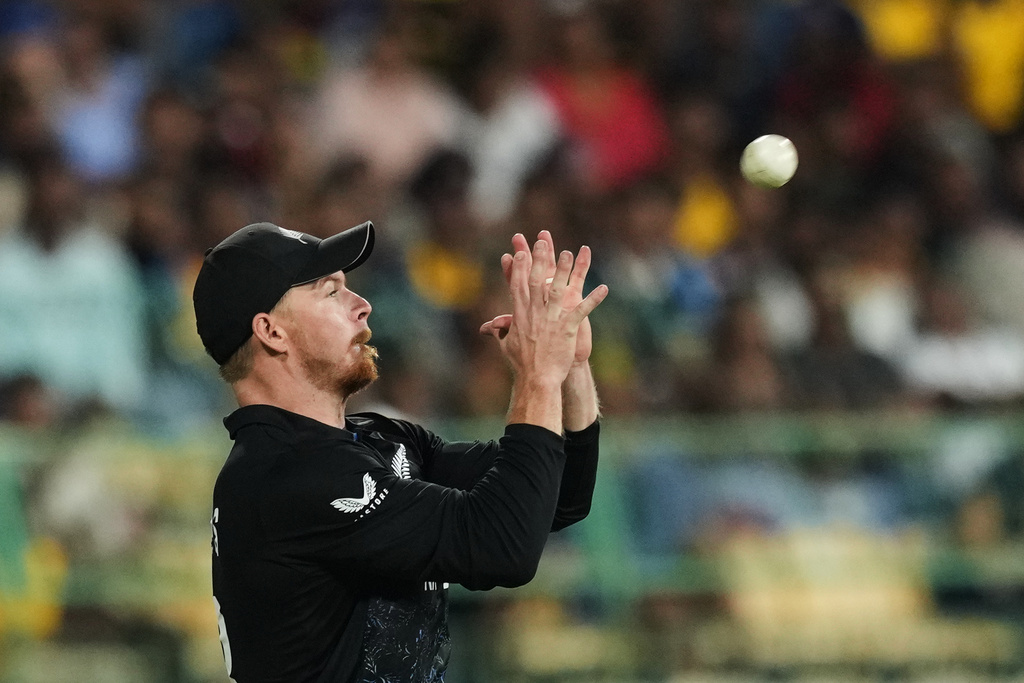 New Zealand's Glenn Phillips takes the catch to get Sri Lanka's Kamindu Mendis during the T20 World Cup cricket match between Sri Lanka and New Zealand in Colombo, Sri Lanka, Wednesday, Feb. 25, 2026. (AP Photo/Eranga Jayawardena)