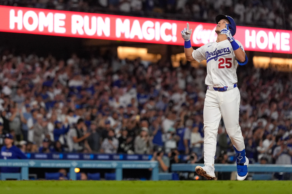 Los Angeles Dodgers' Tommy Edman gestures as he scores after hitting a solo home run during the sixth inning of a baseball game against the San Diego Padres, Tuesday, Sept. 22, 2026, in Los Angeles. (AP Photo/Mark J. Terrill)