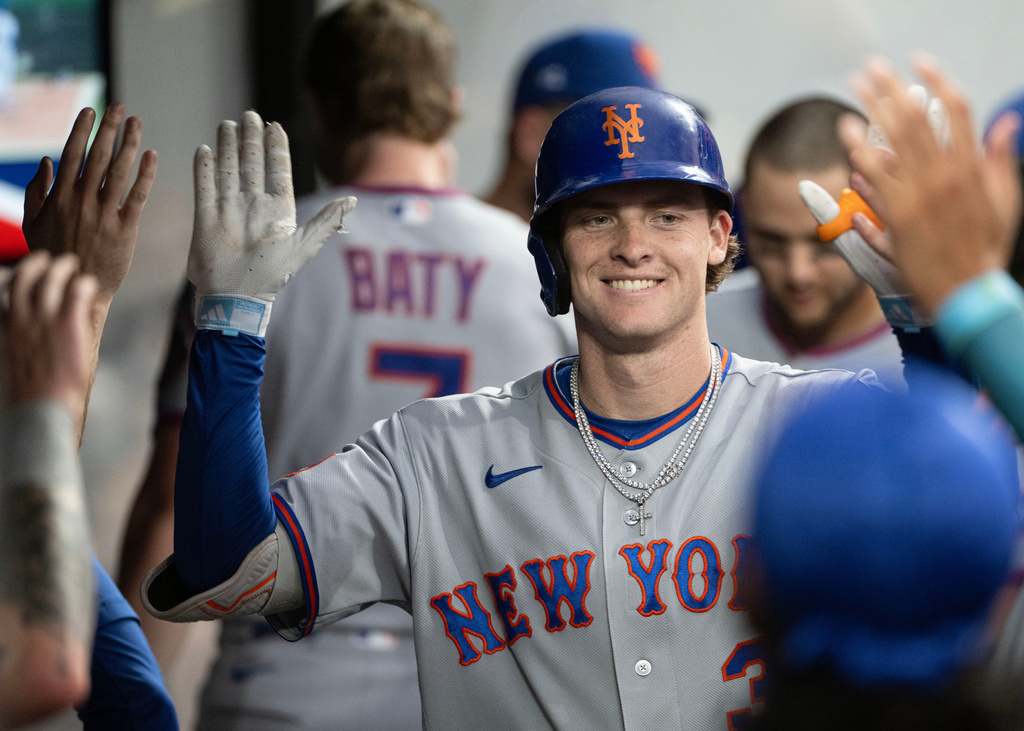 New York Mets' Carson Benge is congratulated by his teammates after hitting a solo home run of Cleveland Guardians starting pitcher Tanner Bibee during the fifth inning of a baseball game, Wednesday, Aug. 5, 2026, in Cleveland. (AP Photo/Phil Long)