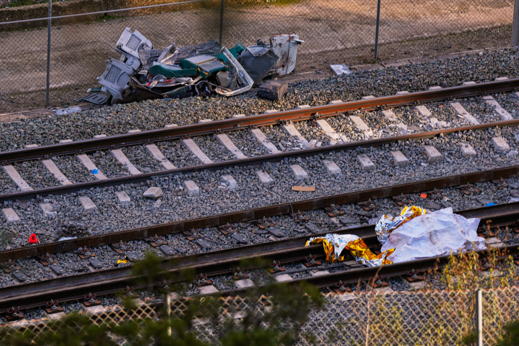 Pieces of a crashed train are photographed at the site of a train collision in Adamuz, southern Spain, Monday, Jan. 19, 2026. (AP Photo/Manu Fernandez)