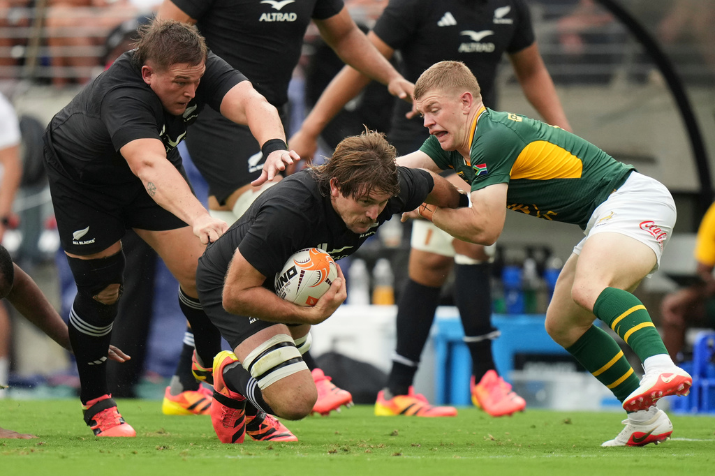 New Zealand's Ethan Blackadder runs at South Africa's Morne van den Berg, right, as teammate Ethan De Groot, follows during their rugby international in Baltimore, USA, Saturday, Sept. 12, 2026. (AP Photo/Stephanie Scarbrough)