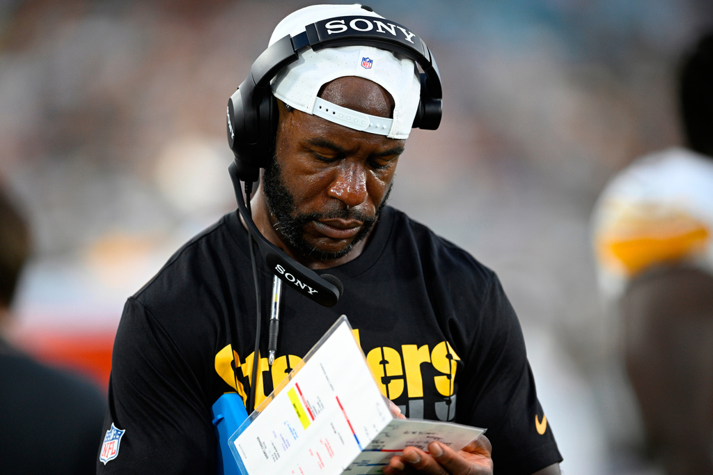 FILE - Then-Pittsburgh Steelers defensive backs coach Gerald Alexander writes down notes on the sideline during the first half of an NFL preseason football game against the Jacksonville Jaguars, Aug. 9, 2025, in Jacksonville, Fla. (AP Photo/Phelan M. Ebenhack, File)