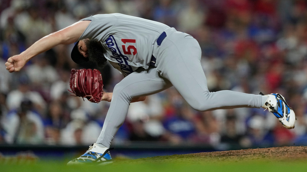 Los Angeles Dodgers pitcher Alex Vesia throws during the eighth inning of a baseball game against the Cincinnati Reds, Monday, Sept. 14, 2026, in Cincinnati. (AP Photo/Carolyn Kaster)