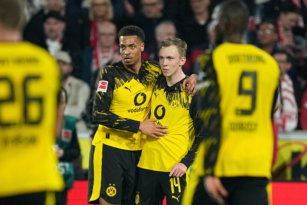 Dortmund's Maximilian Beier, right, is celebrated by Dortmund's Felix Nmecha after scoring the second goal during a German Bundesliga soccer match between 1.FC Koeln and Borussia Dortmund in Cologne, Germany, Saturday, March 7, 2026. (AP Photo/Martin Meissner)