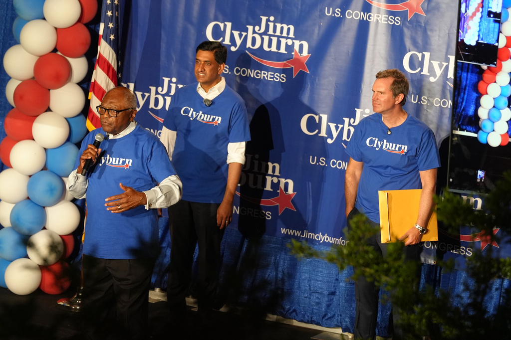 U.S. Rep. Jim Clyburn, D-S.C., left, speaks to attendees at his "World Famous Fish Fry" as U.S. Rep. Ro Khanna, D-Calif., and Democratic Gov. Andy Beshear of Kentucky look on, on Friday, May 29, 2026, in Columbia S.C. (AP Photo/Meg Kinnard)