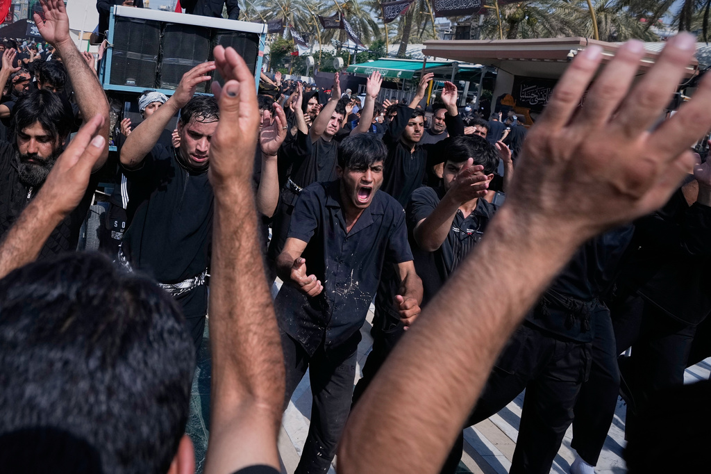 Shiite Muslim worshippers beat their chests in a ritual act of mourning as they march toward the Imam Hussein Shrine ahead of Arbaeen, the annual Shiite commemoration marking 40 days after Ashoura, in Karbala, Iraq, Monday, Aug. 3, 2026. (AP Photo/Hadi Mizban)