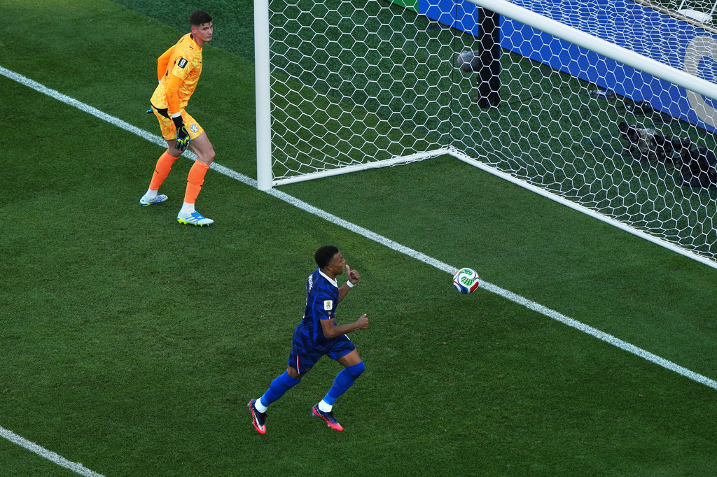 France's Kylian Mbappe, right, celebrates after scoring the opening goal from the penalty spot against Paraguay during the World Cup round of 16 soccer match in Philadelphia, Saturday, July 4, 2026. (AP Photo/Matt Rourke)