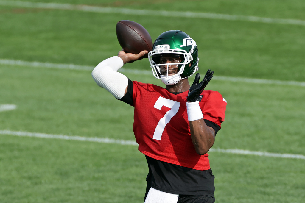 New York Jets quarterback Geno Smith throws during an NFL football training camp Saturday, Aug. 1, 2026, in Florham Park, N.J. (AP Photo/Adam Hunger)