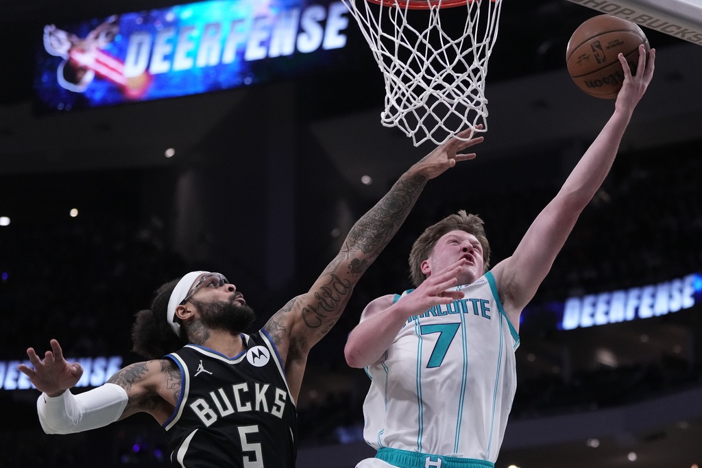 Charlotte Hornets guard Kon Knueppel (7) shoots past Milwaukee Bucks guard Gary Trent Jr. (5) during the first half of an NBA basketball game Friday, Jan. 2, 2026, in Milwaukee. (AP Photo/Morry Gash)