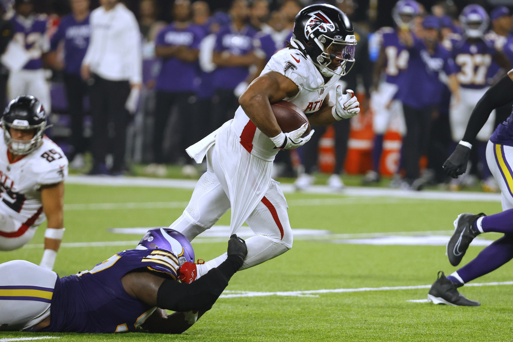 Atlanta Falcons running back Bijan Robinson (7) runs the ball during the second half of an NFL football game against the Minnesota Vikings, Sunday, Sept. 14, 2025, in Minneapolis. (AP Photo/Bruce Kluckhohn)
