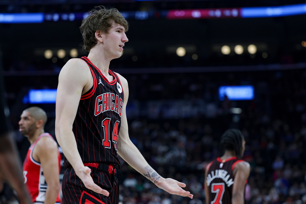 Chicago Bulls forward Matas Buzelis (14) reacts during the first half of an NBA basketball game against the Los Angeles Clippers, Friday, March 13, 2026, in Inglewood, Calif. (AP Photo/Ryan Sun)