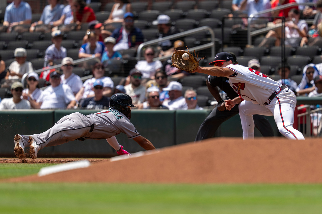 Atlanta Braves first baseman Matt Olson (28), right, attempts a pickoff recovery against Arizona Diamondbacks Jorge Barrosa (1), left, during the third inning of a baseball game, Sunday, Aug. 16, 2026, in Atlanta. (AP Photo/Erik Rank)