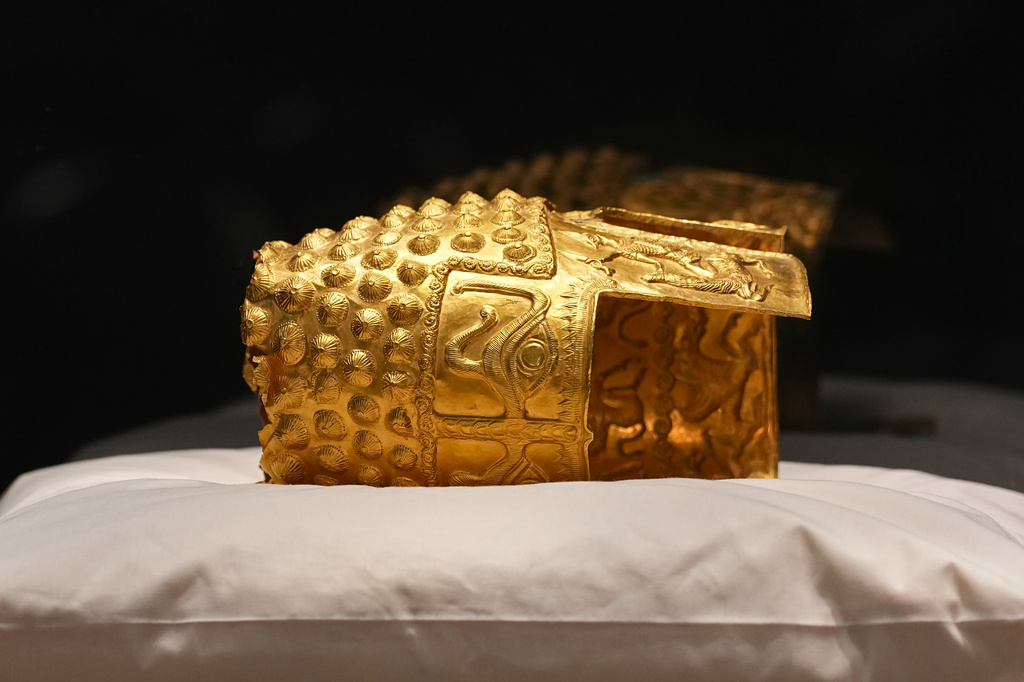 Dacian gold items, a 2,500-year-old helmet and wristbands, stolen from a museum in the Netherlands and then recovered by Dutch authorities, are presented during a press conference after being returned, at the National Museum of Romanian History, in Bucharest, Romania, Tuesday, April 21, 2026. (AP Photo/Andreea Alexandru)