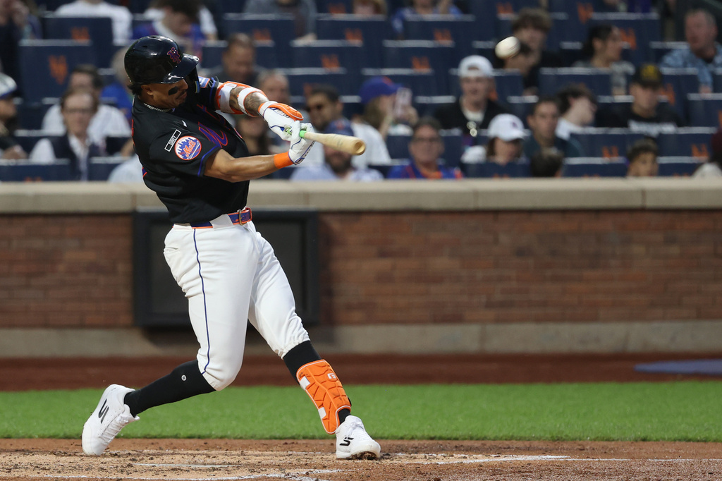 New York Mets' Mark Vientos (27) hits a home run during the third inning of a baseball game against the Miami Marlins Friday, May 29, 2026, in New York. (AP Photo/Pamela Smith)