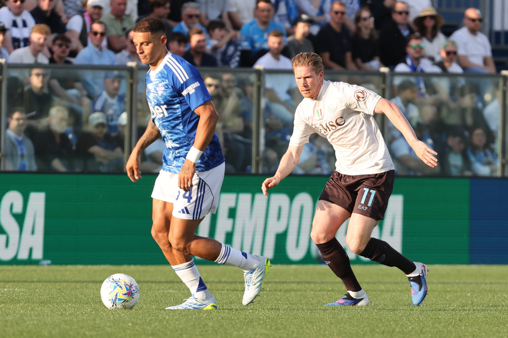 Napoli's Kevin De Bruyne, right, and Como's Diego Carlos battle for the ball during the Italian Serie A soccer match between Como and Napoli in Como, Italy, Saturday, May 2, 2026. (Antonio Saiai/LaPresse via AP)