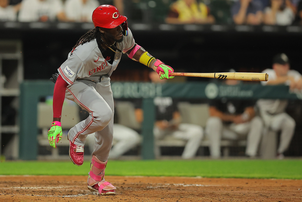 Cincinnati Reds' Elly De La Cruz hits an RBI single during the eighth inning of a baseball game against the Chicago White Sox, Tuesday, Aug. 11, 2026, in Chicago. (AP Photo/Melissa Tamez)